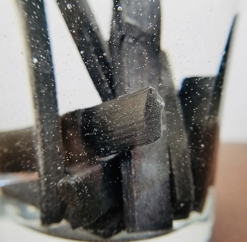 Achat Carafe filtrante en verre - charbon actif naturel - 1L avec bouchon  compteur - blanc en gros